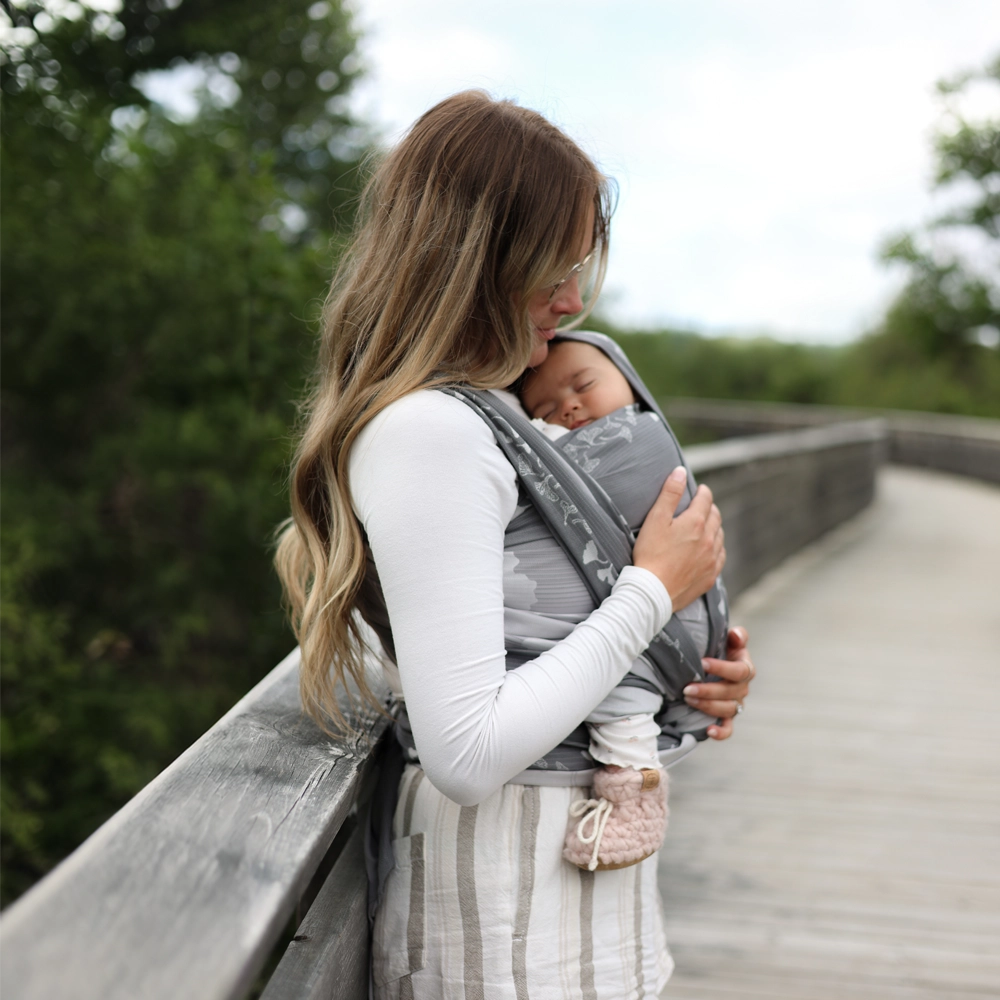 Est-ce que le portage peut rendre un bébé dépendant des bras ? 🤔